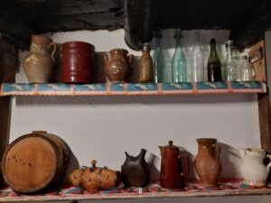 Συλλογή αντικειμένων για χρήση νερού και κρασιού στο χώρο της κουζίνας.
