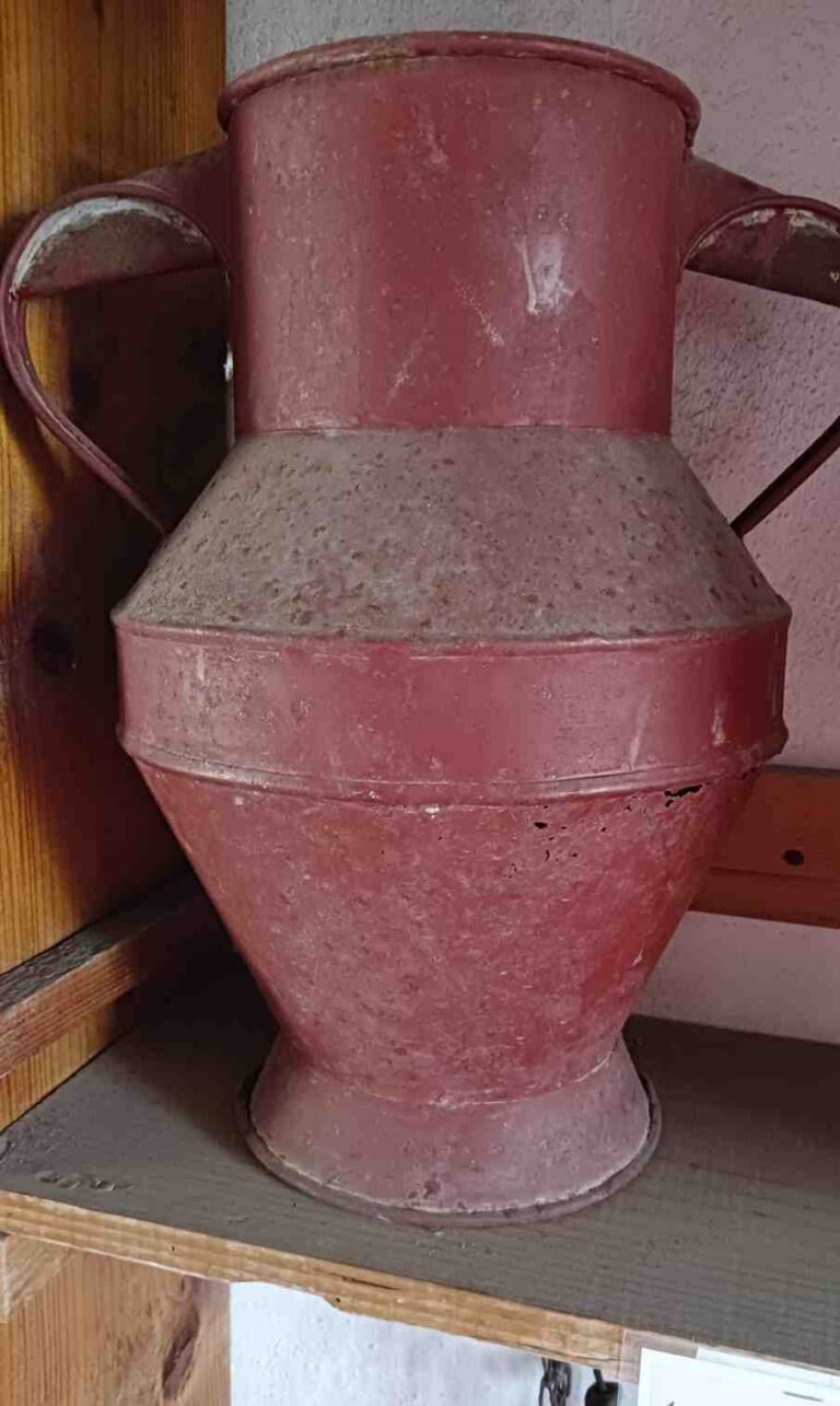 Κόκκινη κανάτα μικρή